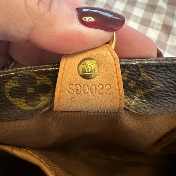 Louis Vuitton Vivian Tote - Picture 9 of 10